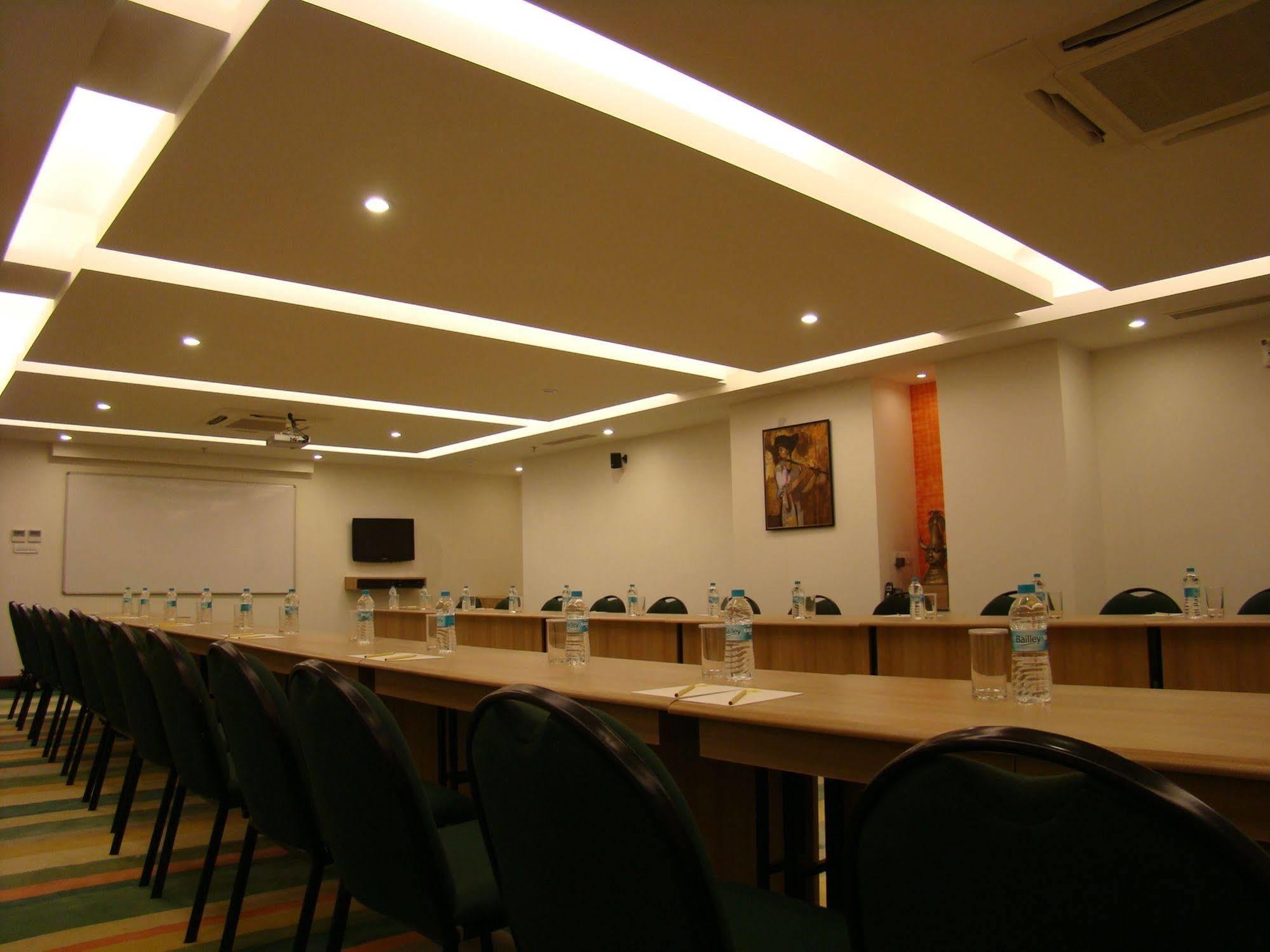 Lemon Tree Hotel Ченнаї Зручності фото